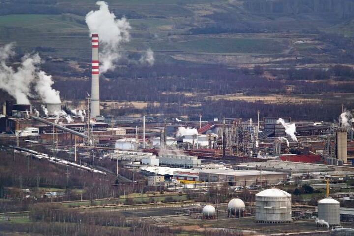 Was braut sich da zusammen? Über die Abgase aus dem Litvinover Chemiepark rümpfen die Erzgebirger seit Jahren die Nase.