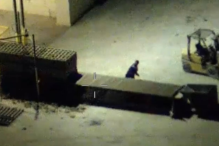 Beim Versuch zu landen, bewirft er den Polizei-Hubschrauber auch noch mit Steinen.