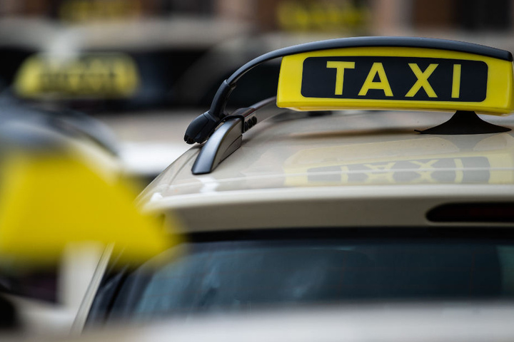 Eines der Mädchen schlug dem Taxifahrer mit voller Wucht gegen den Kopf. (Symbolbild)