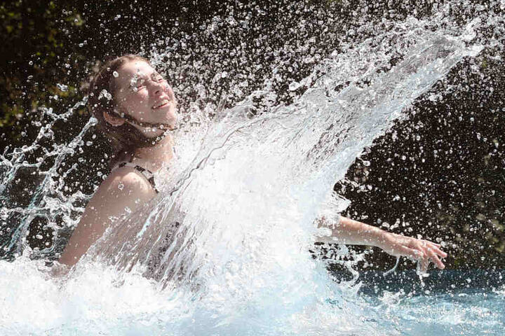 Damit weiter geplanscht werden kann, muss jedes zweite Schwimmbad in Bayern saniert werden. (Archivbild)