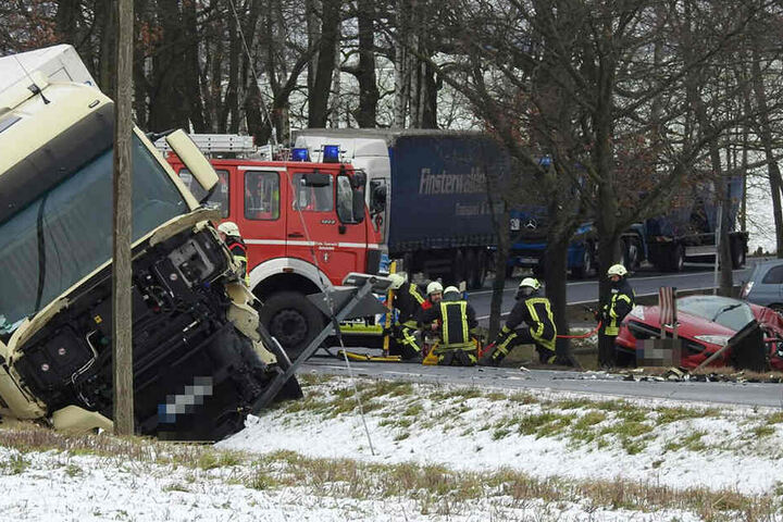 Der Lkw und der Peugeot im Straßengraben.