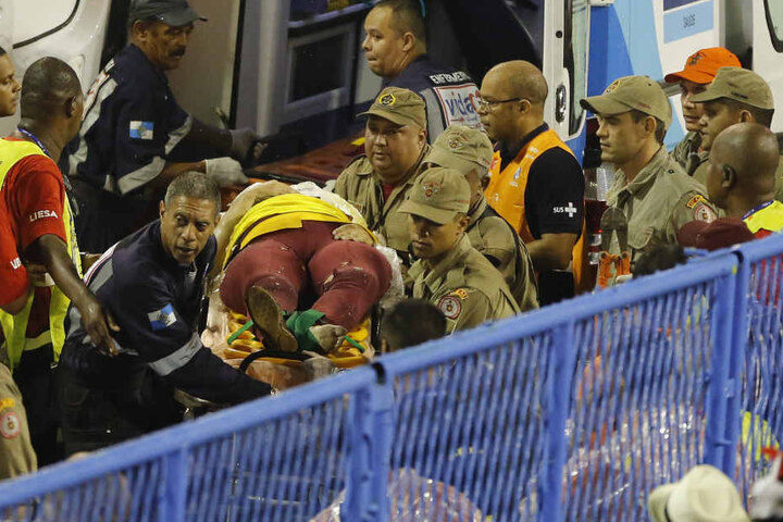 Helfer in Rio versorgen Verletzte vom schrecklichen Unfall beim Karneval.