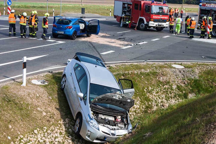 Böses Ende: Der Wagen kam nach dem Zusammenstoß erst in einem Graben zum Stehen.