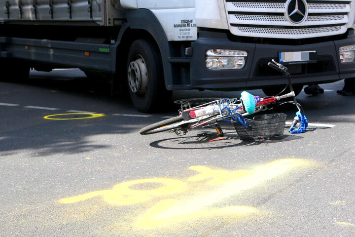 Auch an der Kreuzung Josef-Orlopp-Straße/Möllendorffstraße gab es einen tragischen Unfall. Eine Radfahrerin soll lebensbedrohlich verletzt sein.