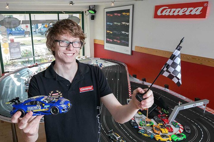 Ab auf die Rennstrecke! Max Pfaffner (21) arbeitet auf der Rennbahn und ist natürlich auch selbst Carrera-Fan.