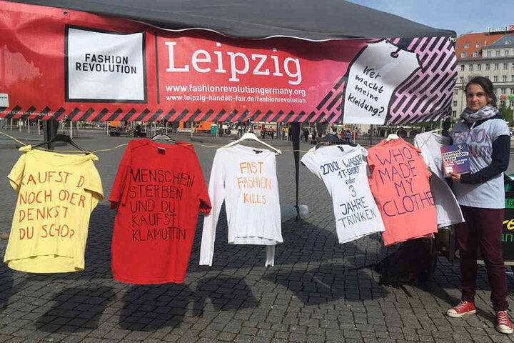 Mit Sprüchen wie "Kaufst du noch oder denkst du schon?" wollen die Aktivisten das Bewusstsein der Leipziger für faire Mode wecken.