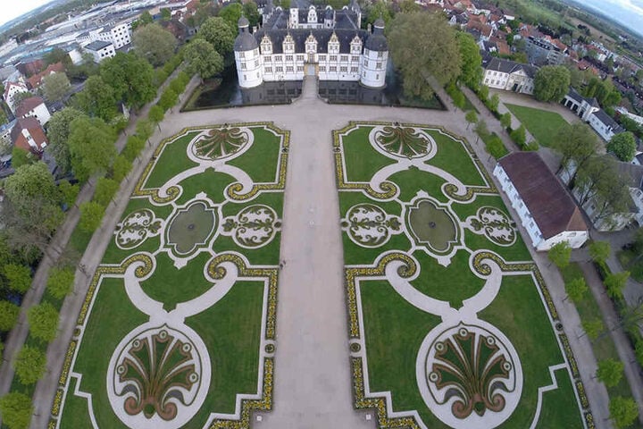 Auch das Schloss Neuhaus im gleichnamigen Paderborner Stadtteil bietet mit seiner großzügigen Grünfläche einen schönen Ort.