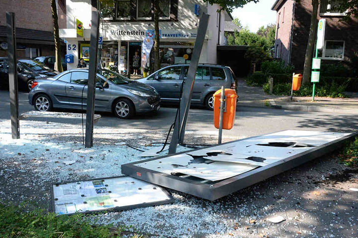 Nachbarn halfen sofort, die Scherben aufzusammeln.