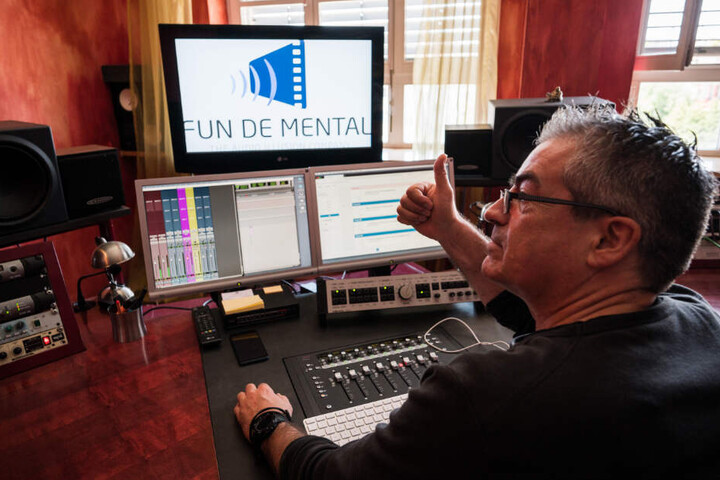 Stephan Becker, Tontechniker "Fun De Mental", sitzt im Tonstudio und hebt den Daumen.