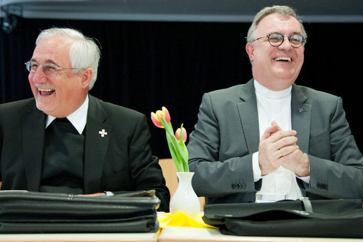 Der Landesbischof der Evangelischen Landeskirche Württemberg Frank Otfried July (r) und Bischof Gebhard Fürst.