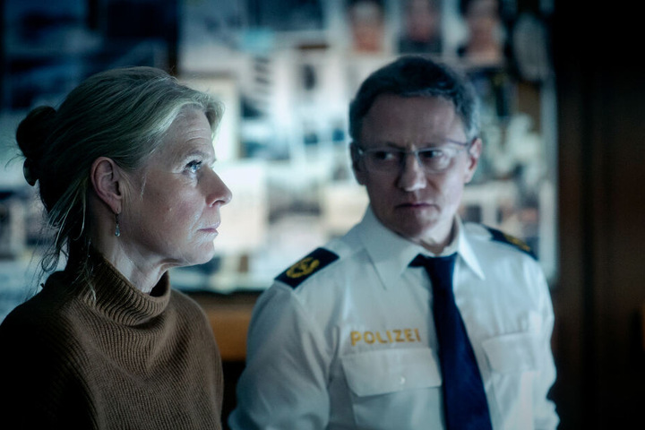 Die Polizei-Direktorin Karola Saalmüller (Corinna Kirchhoff) und der Vizepräsident Walter Ohnsorg (Axel Pape) sind angespannt.