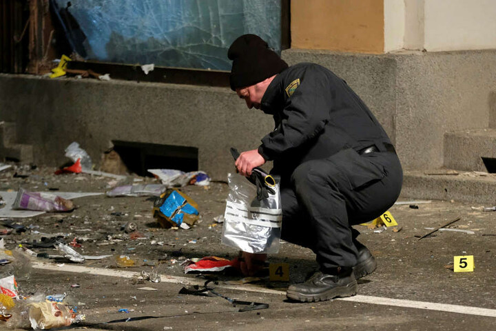 Nach dem Sprengstoffanschlag auf das Döbelner AfD-Büro am vergangenen Donnerstag sichert ein Polizeibeamter Spuren.