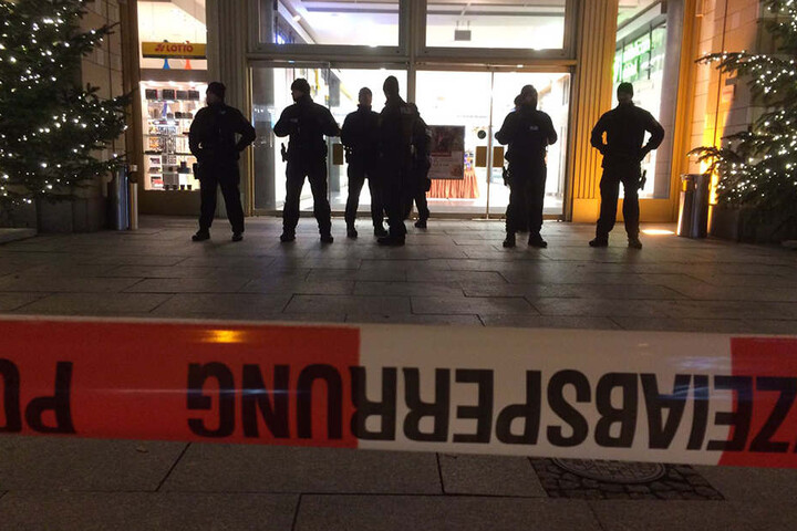 Absperrungen vor dem Einkaufszentrum.