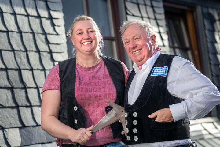 Dachdeckermeister Harald Wolf (68) hat den Schieferhammer des fast 250 Jahre alten Familienbetriebes an Tochter Michaela (40) weitergegeben.