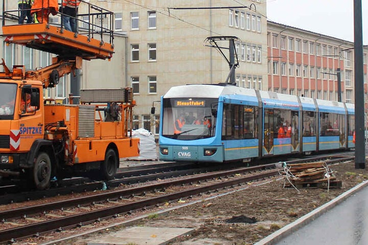 Ein Turmwagen begleitete die Bahn auf der Fahrt und kontrollierte das Zusammenspiel zwischen Fahrleitung und Stromabnehmer.