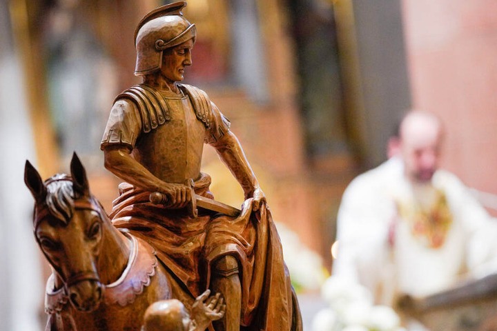 Eine Sankt-Martins-Statue steht während eines Gottesdienstes in der katholischen Kirche.