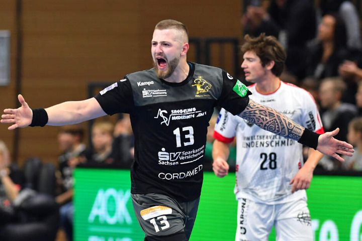 Mindaugas Dumcius jubelt nach einem Treffer für den HC Elbflorenz.