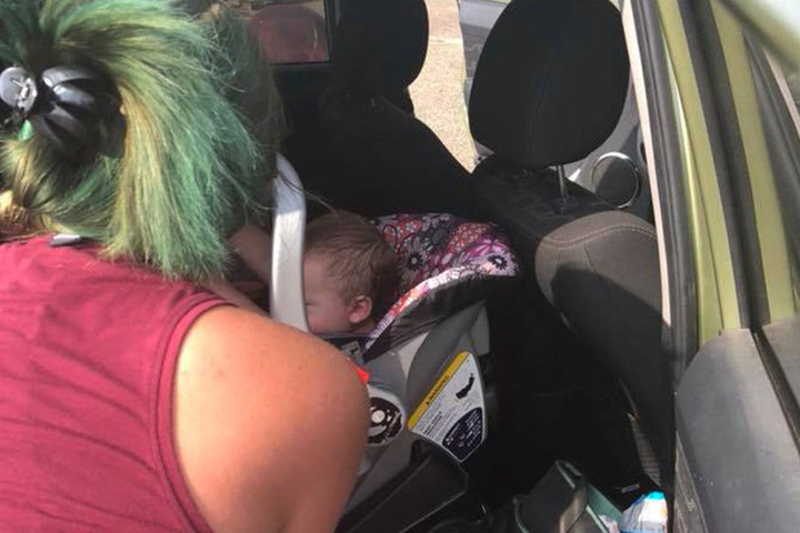 Vollgeschwitzt saß das Kind im Auto.