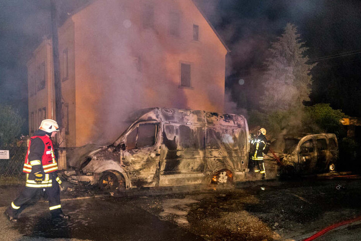 Der Sprinter und der Renault brannten beide vollständig aus.