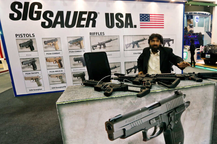 Ein Mann steht am Stand von Sig Sauer USA auf der Messe International Defense Exhibition And Seminar (IDEAS). Das Landgericht Kiel verhandelt ab dem 26. Februar über eine möglicherweise illegale Waffenlieferung nach Kolumbien.