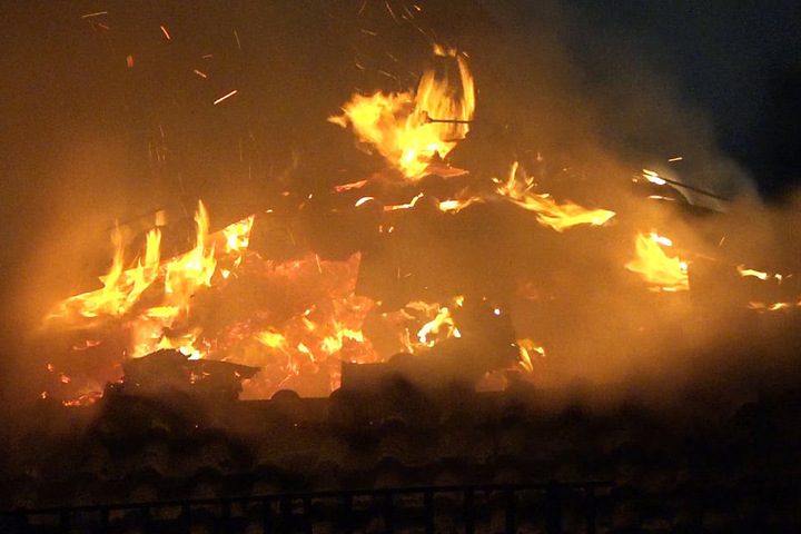 Wie das Foto zeigt, stand der Dachstuhl der Schule in Erbach komplett in Flammen.