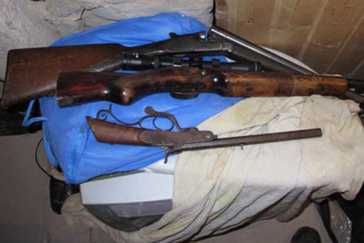 Bei den Aufräumarbeiten wurden zudem mehrere Waffen gefunden.