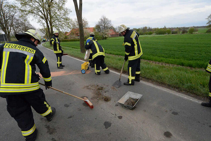 Die Straße musste gesäubert und abgestreut werden.