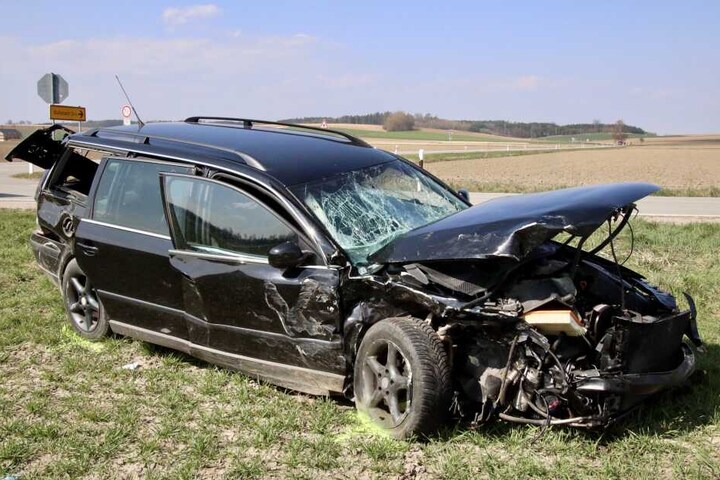 Die Fahrzeuge wurden durch den Aufprall völlig zerstört. Die beiden Fahrer wurden schwer verletzt.