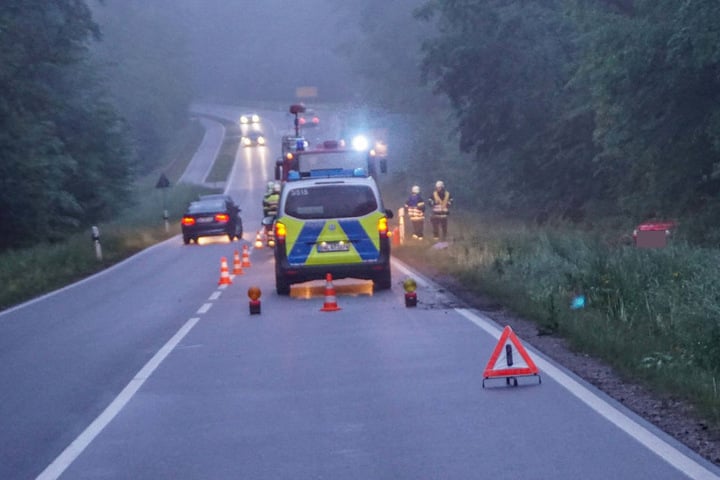 Einsatzkräfte vor Ort an der Unfallstelle. Rechts liegt der Seat.