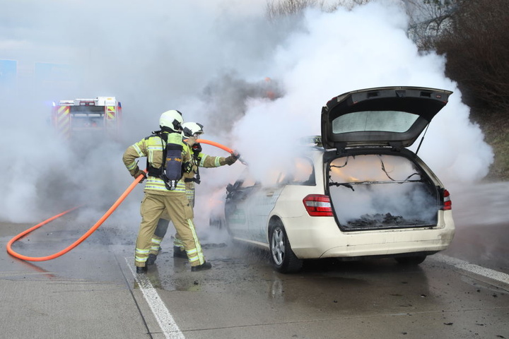 Der Fahrer und sein Fahrgast konnten sich retten.