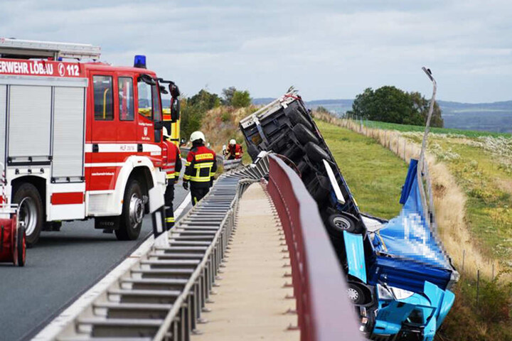 Der Anhänger des blauen Lkw ist komplett Schrott.