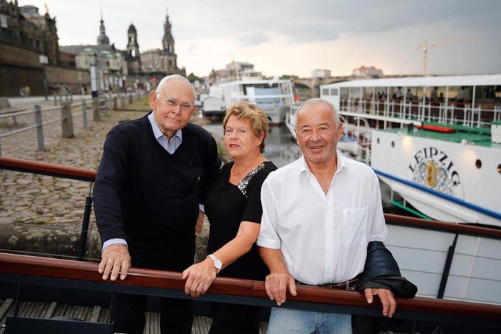 Die Sorgen stehen ihnen ins Gesicht geschrieben: Das Gesellschafter-Ehepaar Anita (73, M.) und Paul Geislinger (75, r.) mit Ex-Dampfschiffahrts-Chef Michael Lohnherr (76) gestern Abend vorm Dampfer "Leipzig".