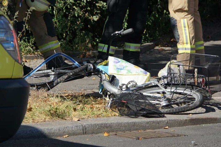 Das Rad wurde bei dem Unfall schwer beschädigt und liegt auf dem Gehweg.
