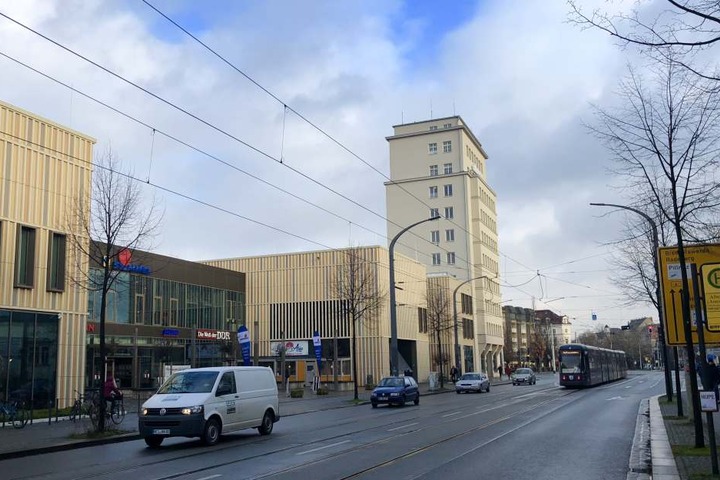 Das Simmel-Center am Albertplatz mit dem jetzt sanierten ehemaligen DVB-Hochhaus.