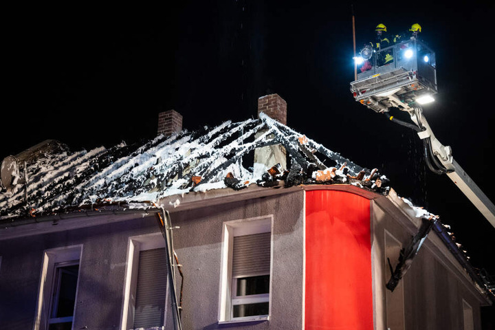 Mit Löschschaum wurden die letzten Reste des Feuers bekämpft.