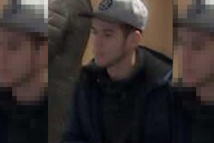 Eine grause Basecap und eine schwarze Jacke trug er zum Tatzeitpunkt.