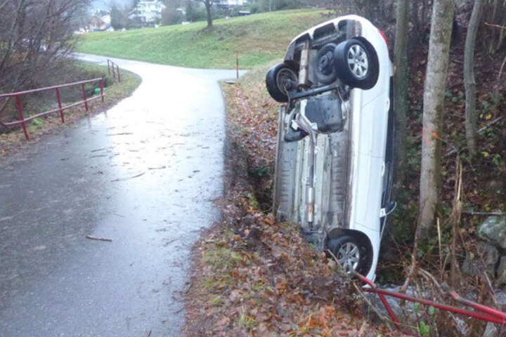 Das Auto landete in Waldkirch mit der Front in einem Bachlauf.