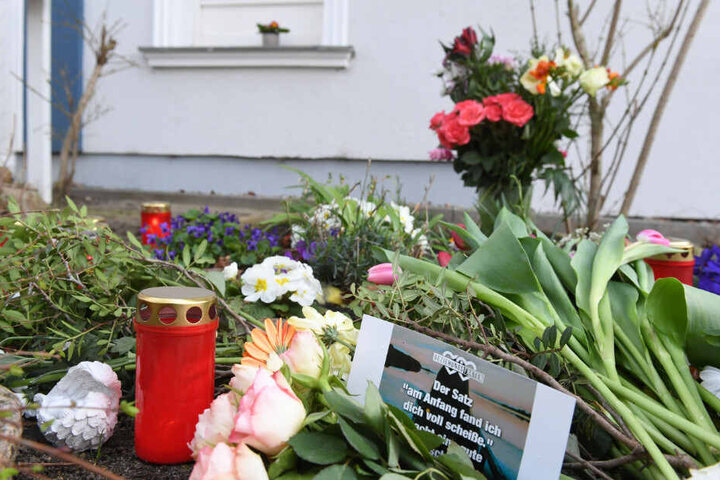 Kerzen und Blumen stehen vor dem Eingang des Hauses, wo die Leiche von Maria aufgefunden wurde.