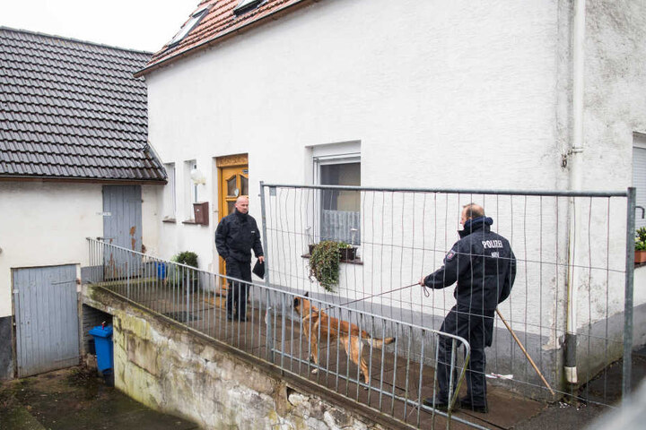 Am 3. Mai ging die Polizei mit Spürhunden ins Haus.
