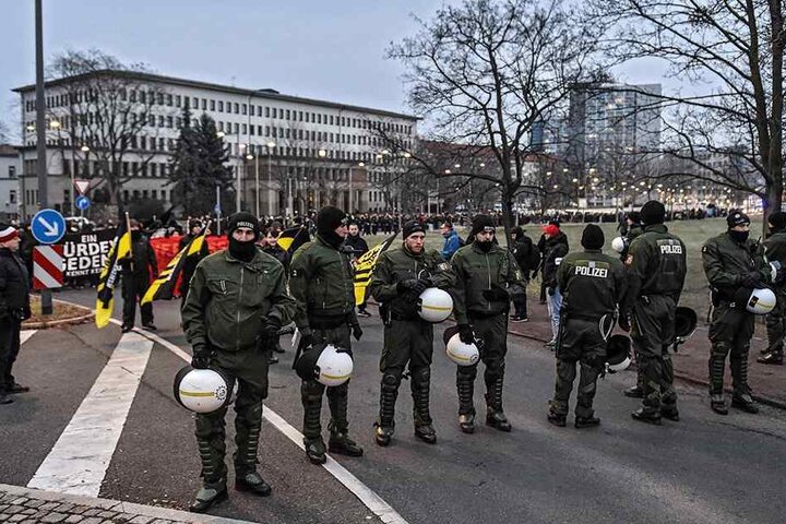 Immer präsent: Dresdner Polizeibeamte beim letztjährigen Aufmarsch rechter Demonstranten nahe des Hauptbahnhofs.