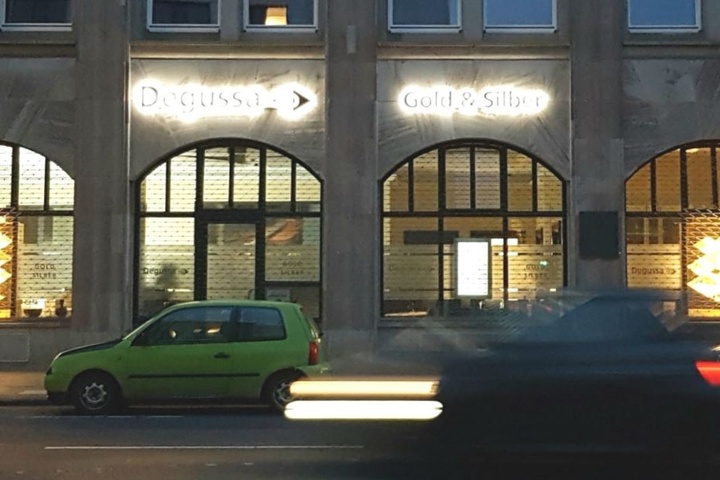 Blick auf die Fassade des Degussa Goldhandels in Köln.