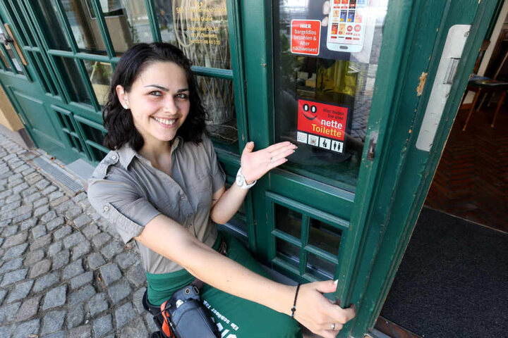 Hier dürfen nicht nur Kunden ihr Geschäft verrichten: Ein roter Aufkleber zeigt, wer bei der Aktion mitmacht und welche Ausstattung im Inneren vorgefunden wird.