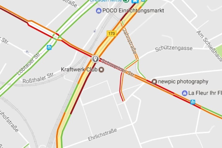 Auf der Karte ist der Unfallpunkt eingetragen. Die Verkehrslage staut sich (rot markiert).