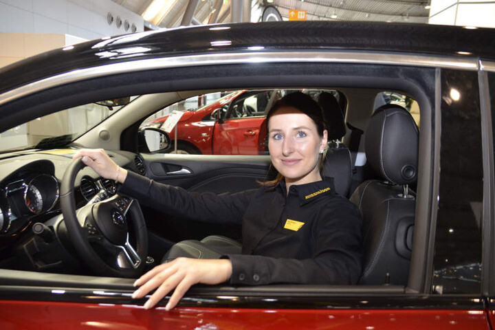 Alisa Schweier vom Autohaus Staiger präsentiert den Innenraum eines Opel Adam.