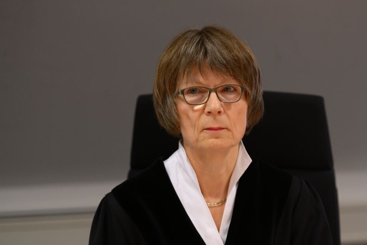 Die Vorsitzende Richterin Helga von Lukowicz sitzt im Saal 315 am Landgericht Lübeck.
