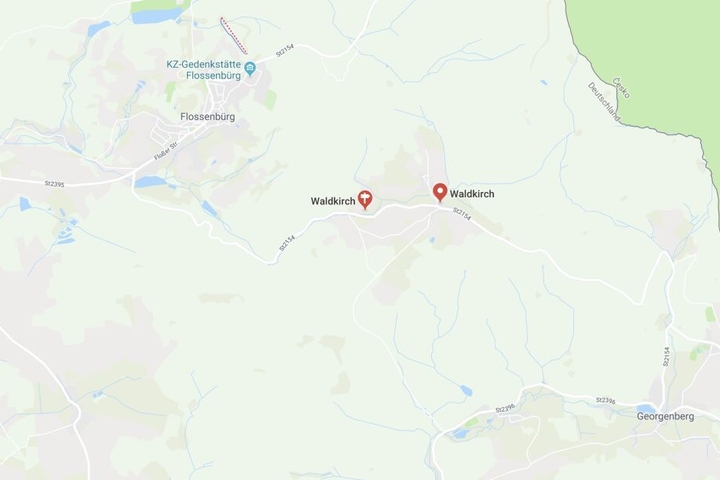 Spezialisten suchen in einem kleinen Gewässer nahe Waldkirch in Bayern nach der Leiche der Schülerin.