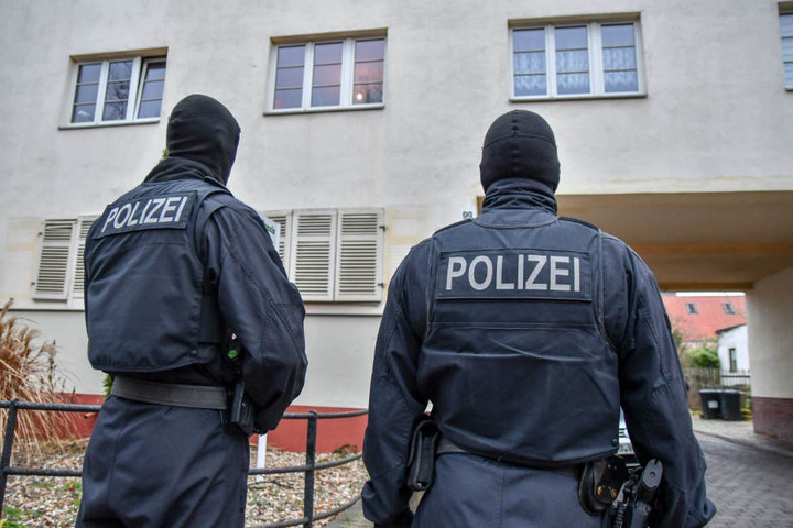 Die Beamten durchsuchten die Wohnungen am Mittwoch nach Beweisen für die Taten.