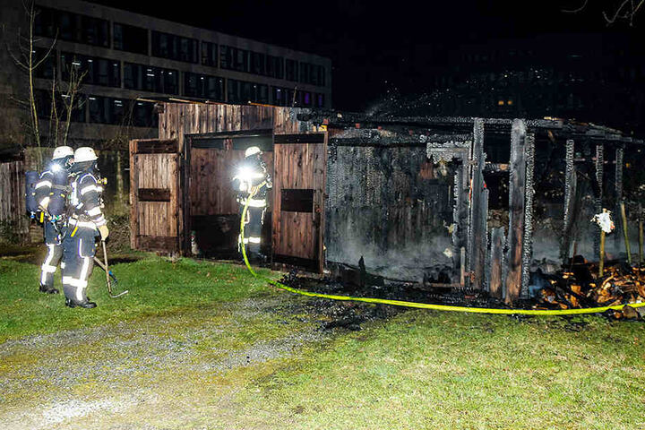 An dem Schuppen war auch ein Carport, das niederbrannte.