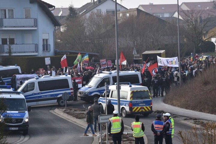 Der Protestzug lief bis jetzt friedlich.