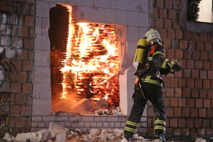 Mehrere Einsatzkräfte waren vor Ort, um das Feuer zu löschen.